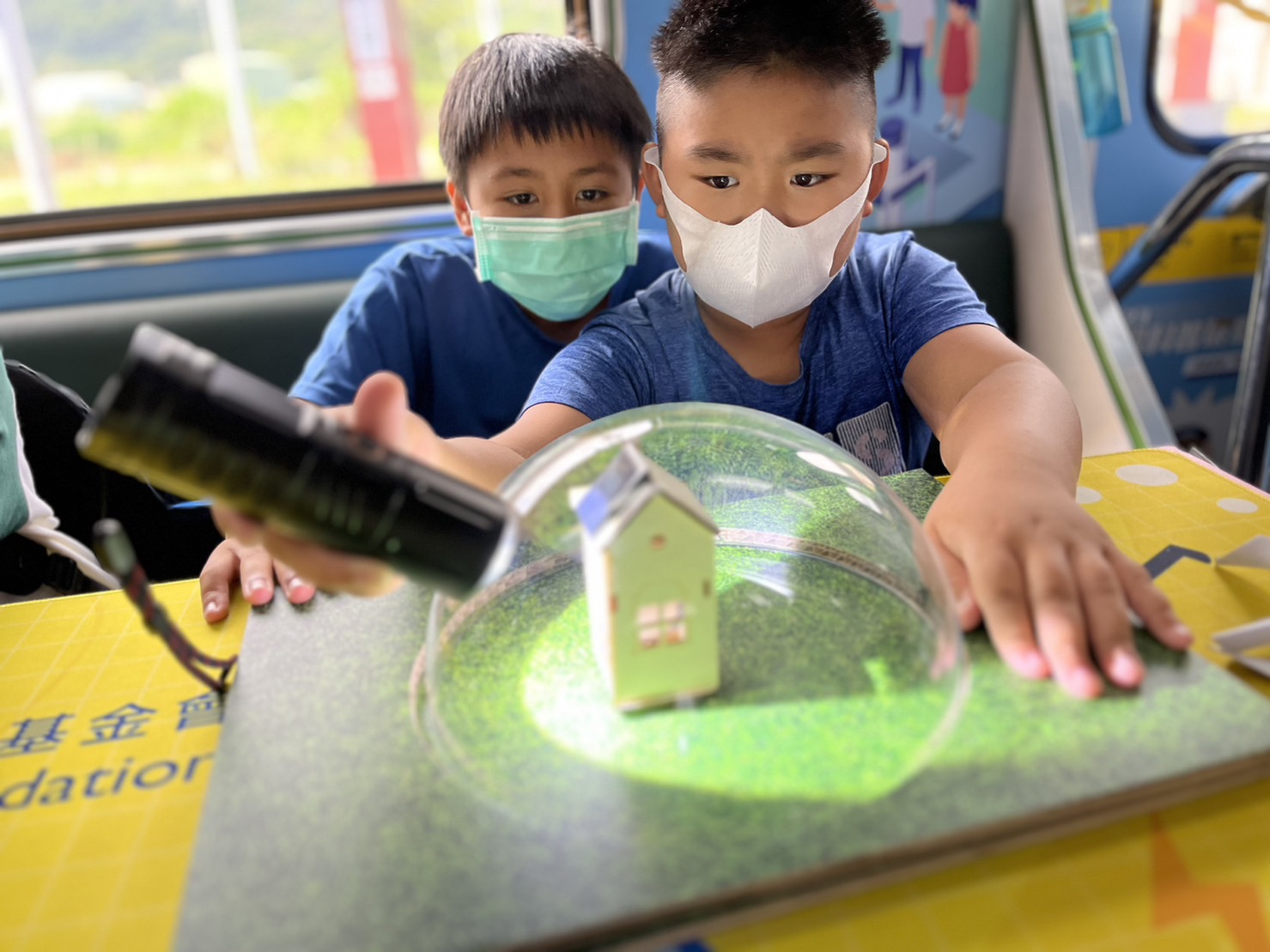 888电子參與基礎科學主題車廂，以STEAM教學精神，設計「逐日科學家」、「太陽能工程師」以及「淨零建築師」三大能源科普課程和實驗