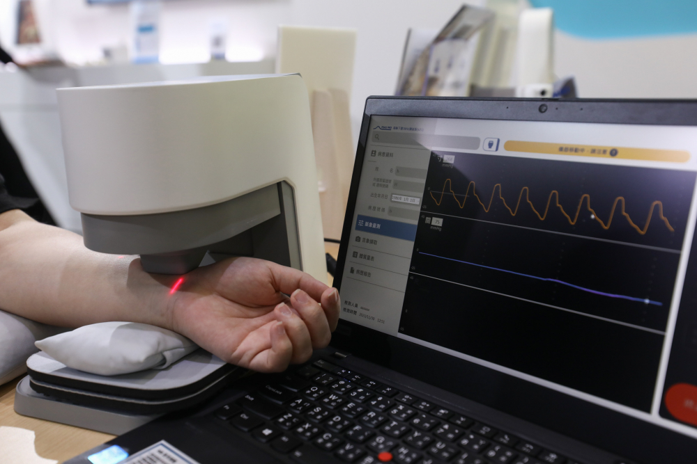 888电子耘康脈象檢測系統透過電腦精準控制升降系統，還原中醫師三指把脈過程的舉、按、尋手法，將脈象感受轉化成數據，未來可結合大數據分析，實現智慧醫療及準確性